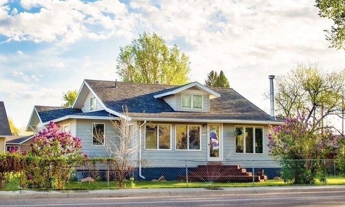 Ten Sleep House | The Big Horn Retreat: 4Bed/2Bath in Heart of Ten Sleep - Adventure meets Comfort
