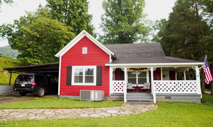 Townsend House | The Biketrail Bungalow-easily accessible and convenient to everything