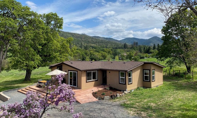 Talent House | The Bird House.Completely updated 4-bedroom country home in Talent. Pet-friendly