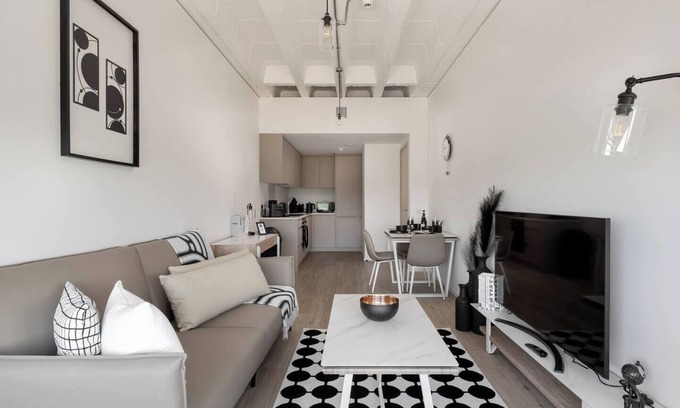Central Milton Keynes Apartment | The Black and White Suite