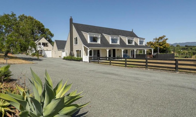 Whakamarama Bed & Breakfast | The Black Badger Luxury Bed & Breakfast