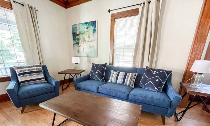 Lincoln House | The Blue Bungalow - 3 minutes to downtown, walk to Bryan West!