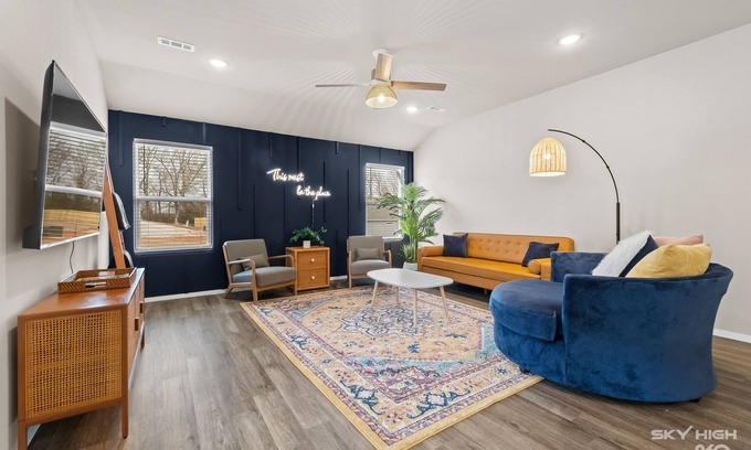 Fayetteville House | The Blue Goose - Private Hot Tub -1 Mi off I-49 - 3 Mi to U of A
