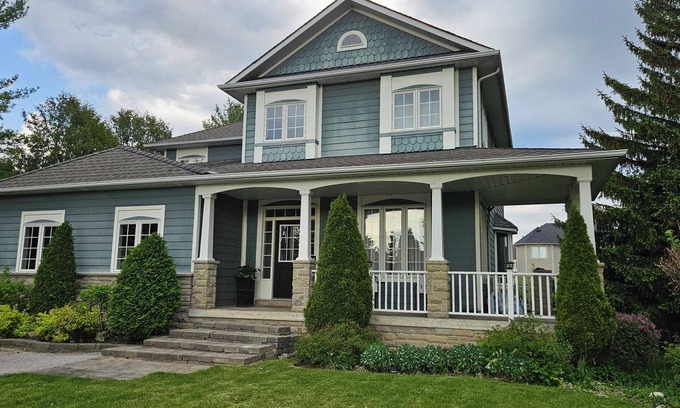 New Tecumseth House | The Blue House - 4 Bedrooms + Pool - Perfect for the Whole Family!