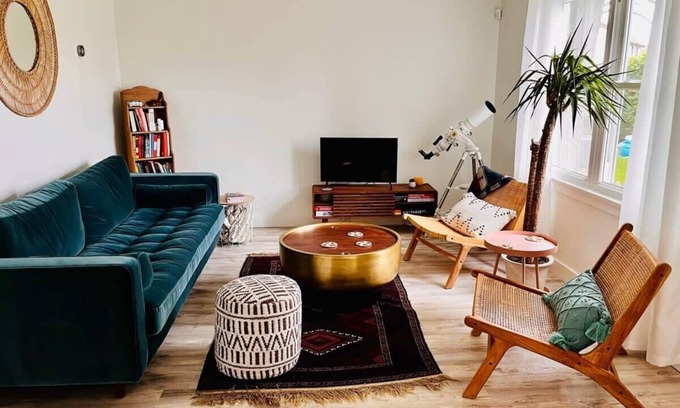 Prince Edward House | The Blue House in the heart of Picton