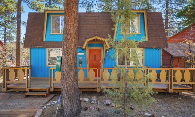 Peter Pan Cabin | The BlueBird Retreat + Jacuzzi +BBQ