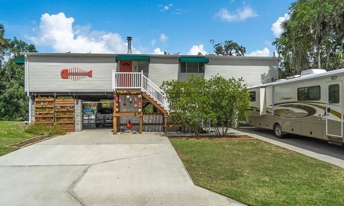 Crystal River House | The Bonefish—Mellow Ozello Canal Stilt Home—Kayaks, Dock, King Beds, Gulf Access