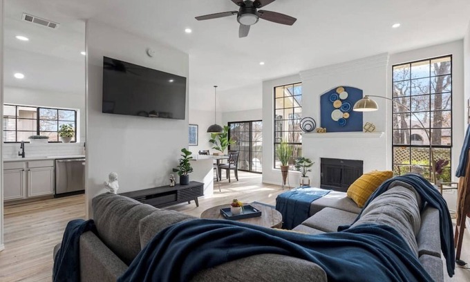 McNeil House | The Bonnie - 5 Bed Near Everything!
