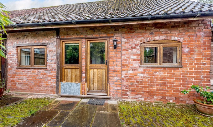 Ross-on-Wye Cottage | THE BOTHY, pet friendly, with a garden in Phocle Green