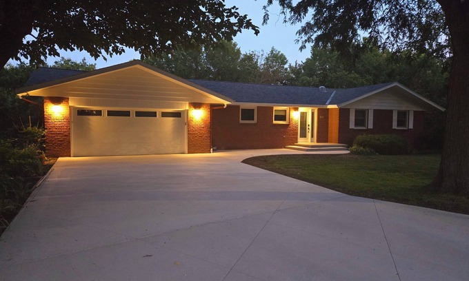 Manhattan House | The Bradley House - Beautiful & Spacious Home - Near Campus & Stadium