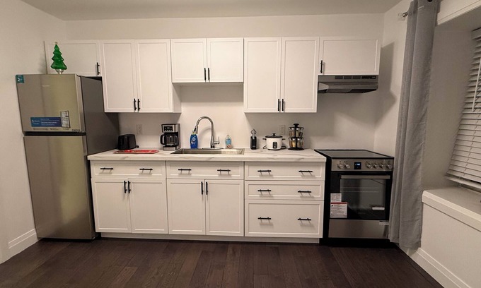 Downsview House | The Bravo apartment is family friendly closenTo everything like hospital highway