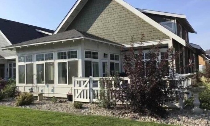 Okanagan-Similkameen Cottage | The Bread Breakers Cottage #67