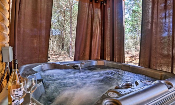 Broken Bow House | The Breeze - Broken Bow Cabin with Hot Tub and Deck!
