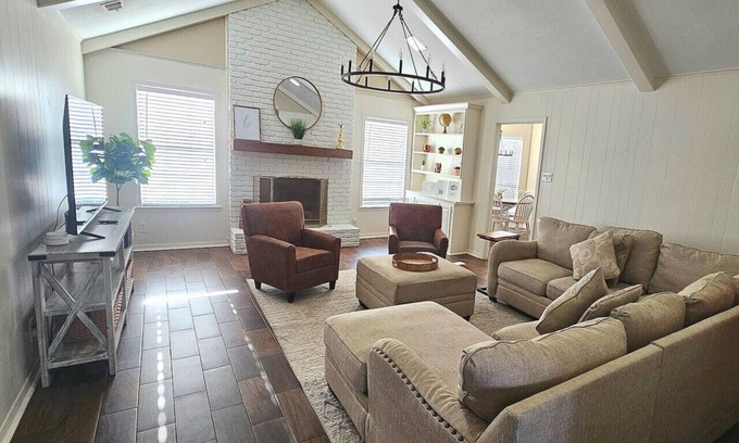 Tyler House | THE BRIAR Beautiful spacious home in quiet neighborhood. Close to dining and shopping! Broadway Ave.
