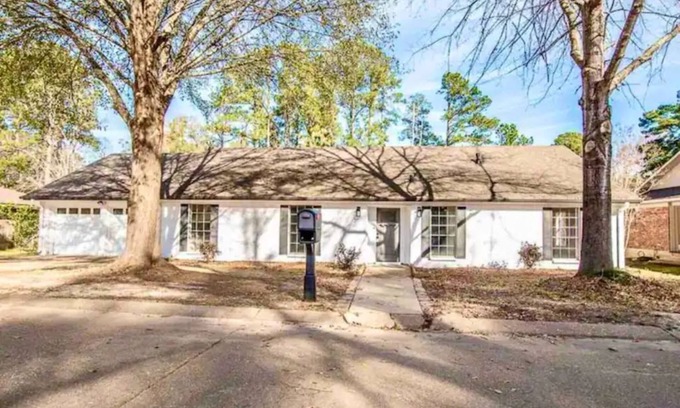 Alexandria House | The Briarcliff - 4 bedroom/3 bath home with back patio and large back deck
