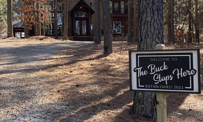 Hochatown Cabin | *The Buck Stops Here* Pickleball! Basketball! Fun For Everyone
