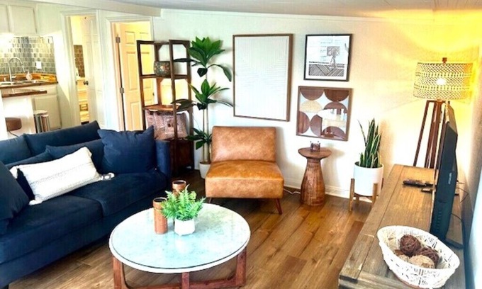 East Side Costa Mesa House | The Bungalow: charming 1-bedroom townhome near Newport Beach