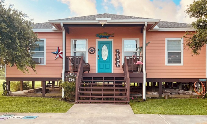 Port O Connor House | THE BUNGALOW-DELIGHTFUL GETAWAY FOR 7-10 FOLKS WITH STOCKED POND AND COOL DECK.
