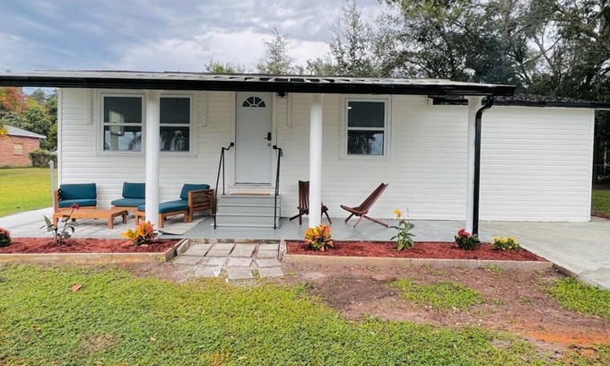 Zephyrhills House | The Bungalow Getaway