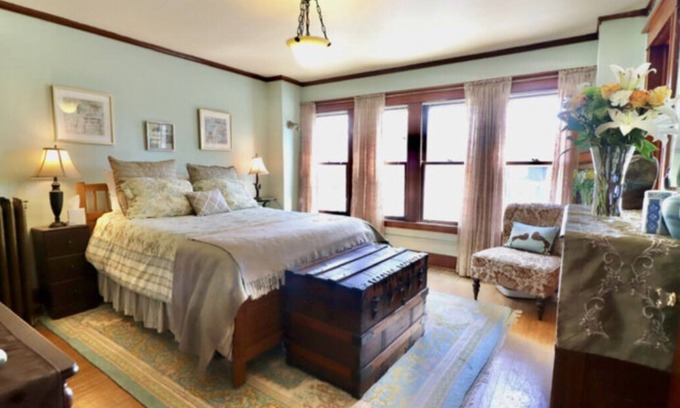 Downtown Niagara Falls Bed & Breakfast | The Burd Room w/queen bed