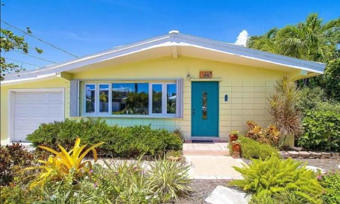 Marathon House | The Butterfly Cottage