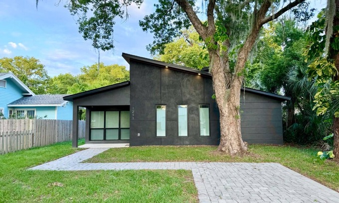 Sanford House | The Butterfly House: with sauna and fully-fenced yard