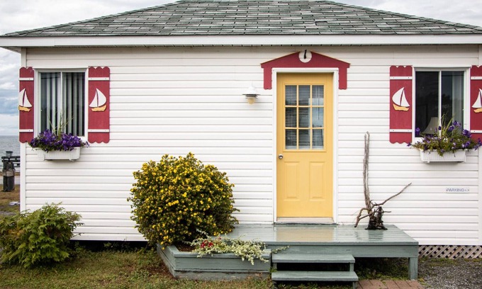 Pointe-au-Pere Ski Chalet | The Cabines du Phare are located in Rimouski by the sea. They are composed of te