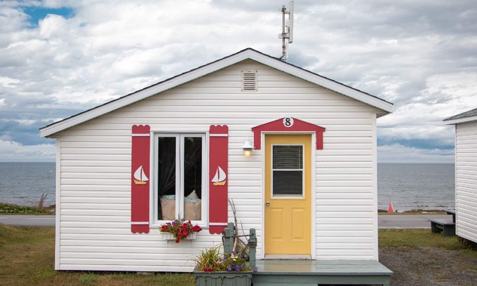 Pointe-au-Pere Ski Chalet | The Cabines du Phare are located in Rimouski by the sea. They are composed of te