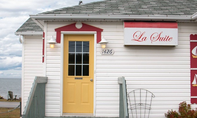 Pointe-au-Pere Ski Chalet | The Cabines du Phare are located in Rimouski by the sea. They are composed of te