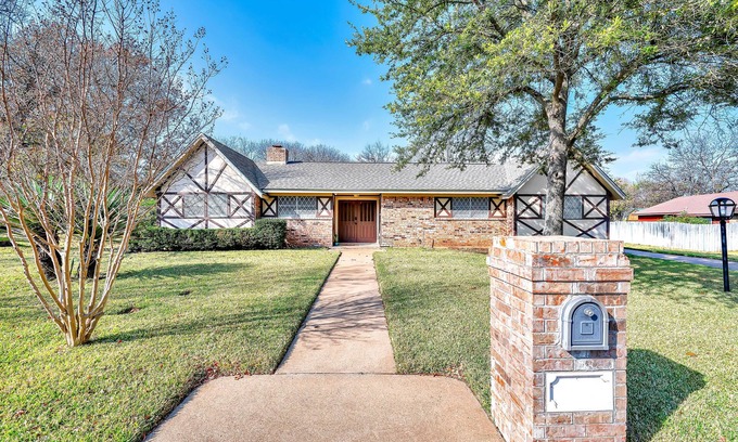 Waco House | The Cactus Casa - Next to Lake Waco - 15m to Downtown Waco - PET FRIENDLY