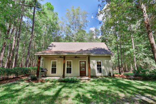 Statesboro House | The Camellia Cottage - private family space