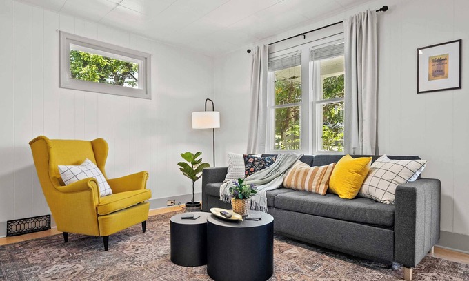 Drumheller House | The Canary 2BR Gem in Downtown Drumheller