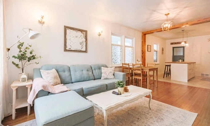 Saskatoon House | *The Canary!! Minutes to downtown and river!!*