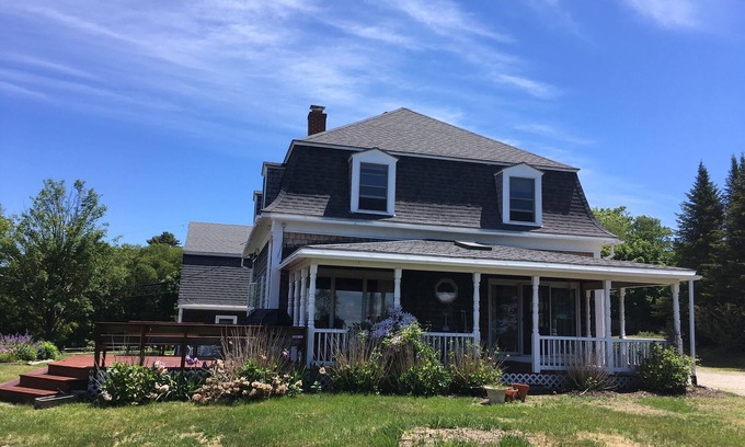Mid-Coast and Islands House | The Captain York House