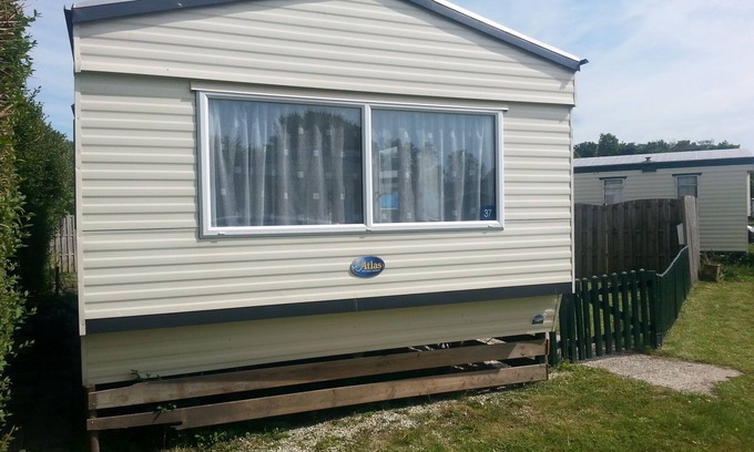 Wemeldinge House | The caravan is surrounded by hedges. Children and dog friendly
