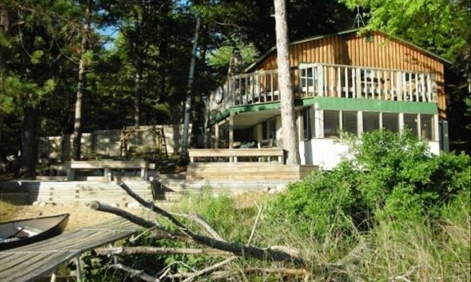 Barryton Cabin | The Card's Nest Rental Cabin on Lake in Wooded Area