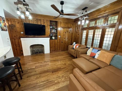 Downtown Baltimore Villa | The Carraige House of Mount Vernon