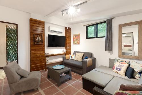 Coco Sunset Hills House | The Castaway
