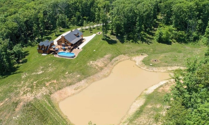 Warrenton Cabin | The Cedar Hill Lodge 52ac - Sleeps 20 - Hot Tub
