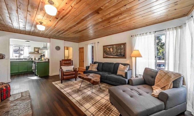 West Village Cabin | The Cedar House ~ Prime Spot + Kayaks & Cool AC