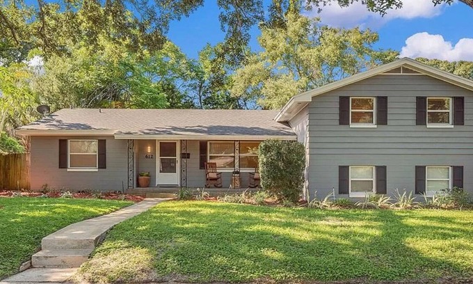 Altamonte Springs House | The Centralized Haven 3 bedroom home restaurants, attractions & fun minutes away