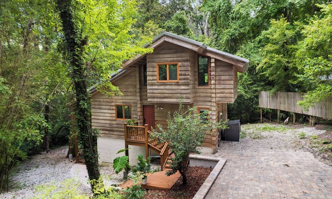 Gainesville House | The Chalet, a charming 3-bedroom Chalet located in Gainesville, FL