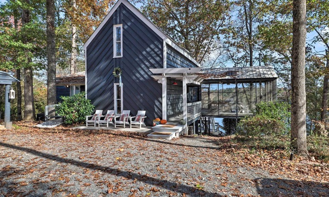 Eatonton Cabin | 'The Chalet on Sinclair' w/Private Dock & Kayaks!