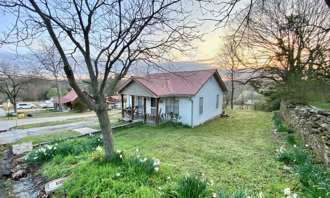 Mountain View House | The Chandler House, 211 N Peabody Ave, Moutain View, Ar. 72560