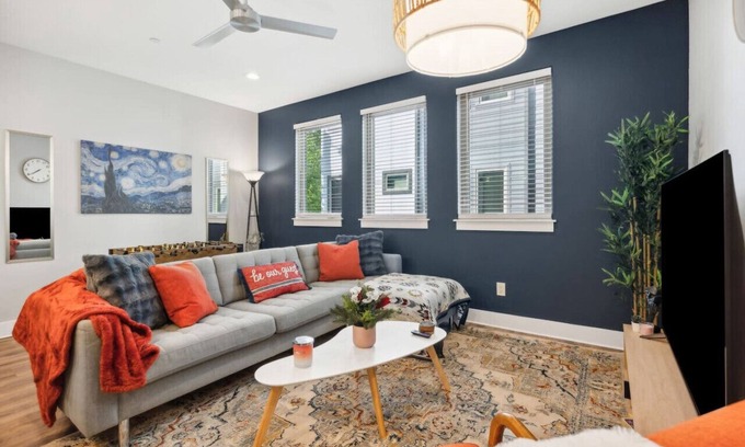 Fort Worth House | The Charm :2BD In the Heart of Magnolia & Stylish!