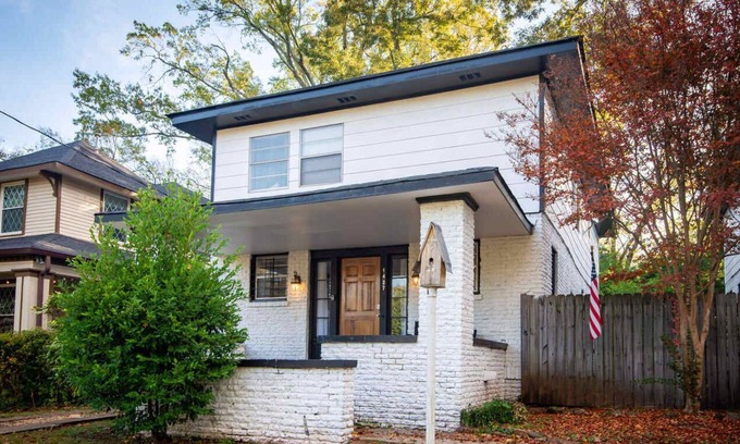 Glen Iris House | The Charmer at Glen Iris- Sleeps 14 -Serene Stays