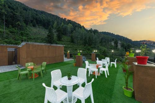 Fagu Apartment | The Charvi Chalet I Vacations I Conference I MICE I Family Events I Open Air Terrace I Sky Bonfire I Kufri by Exotic Stays