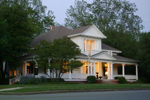 Waxahachie Bed & Breakfast | The Chaska House & Cottages