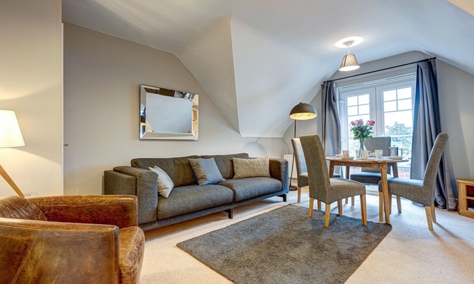 Oxford Apartment | The Churchill Suite Vanbrugh 6 | Oxford Holiday Let | 2 Beds & Sleeps 4