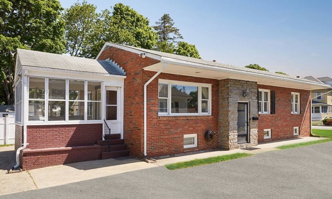 New London House | THE CLASSIC OCEAN BEACH HOUSE: 6 QUEEN 1 SOFA BED